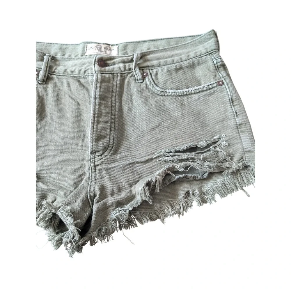 We The Free Sage Green Distressed Denim Shorts‎ Size 30 Frayed Hem 0591